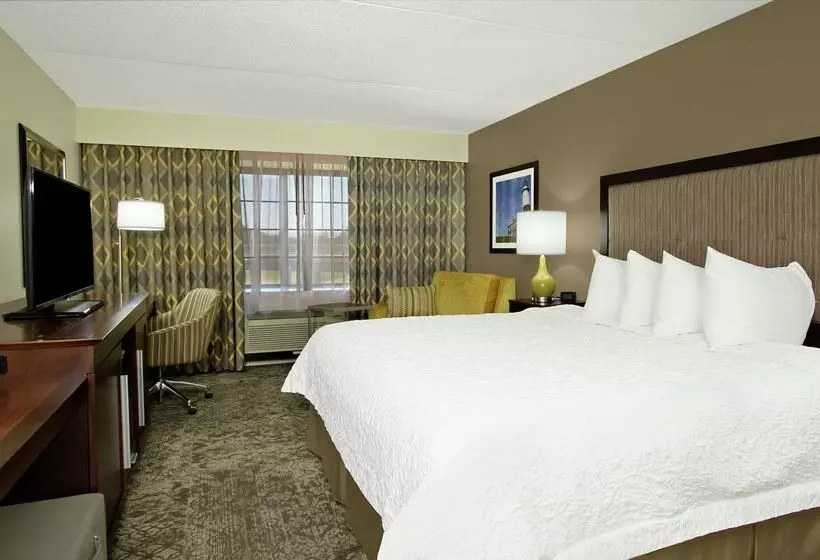 Отель Hampton Inn & Suites Rockville Centre
