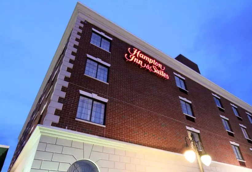 Отель Hampton Inn & Suites Rockville Centre