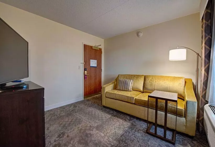 Отель Hampton Inn & Suites Rockville Centre