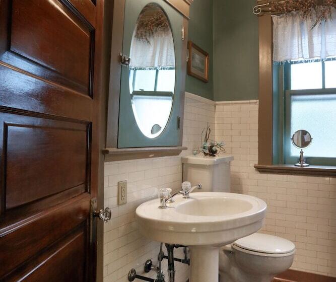 Отель Olde Square Inn B&b