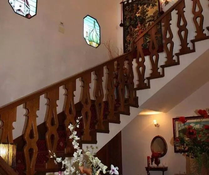 Отель Villa Sant Uberto Country Inn