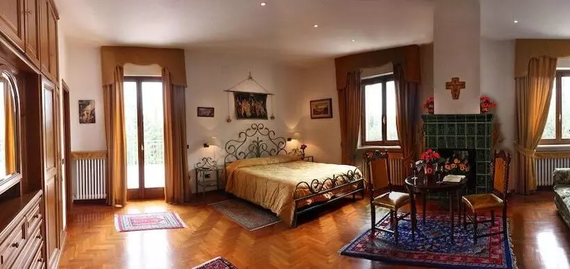 Отель Villa Sant Uberto Country Inn