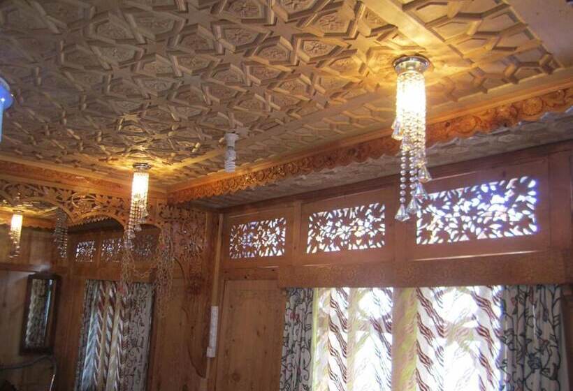 فندق Young Bombay Premium Heritage Houseboat , Srinagar