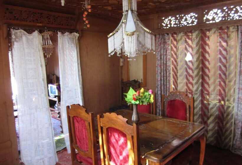 فندق Young Bombay Premium Heritage Houseboat , Srinagar