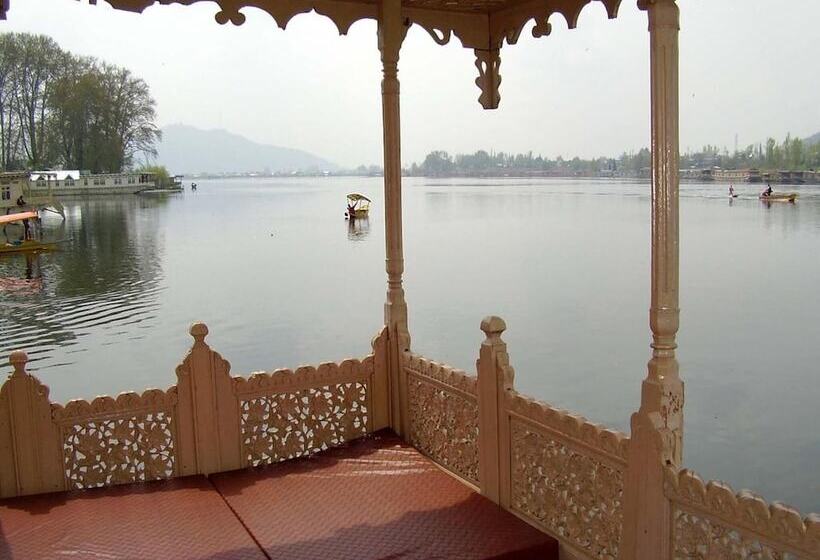 فندق Young Bombay Premium Heritage Houseboat , Srinagar
