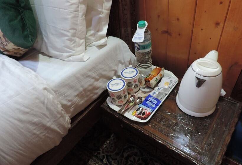 فندق Young Bombay Premium Heritage Houseboat , Srinagar