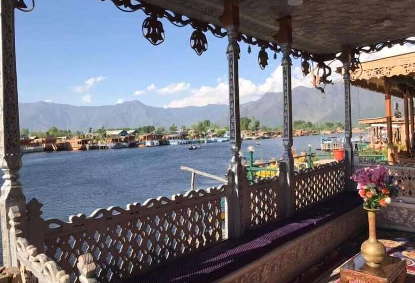 فندق Young Bombay Premium Heritage Houseboat , Srinagar