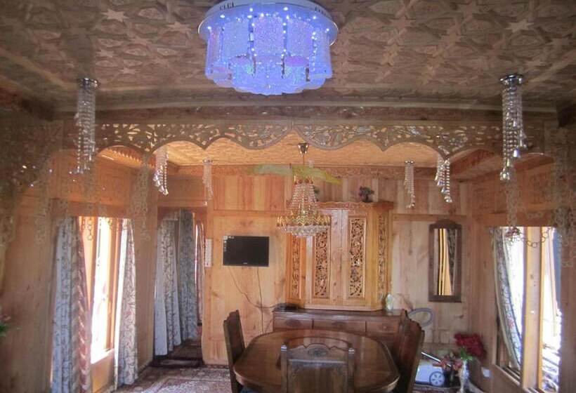فندق Young Bombay Premium Heritage Houseboat , Srinagar