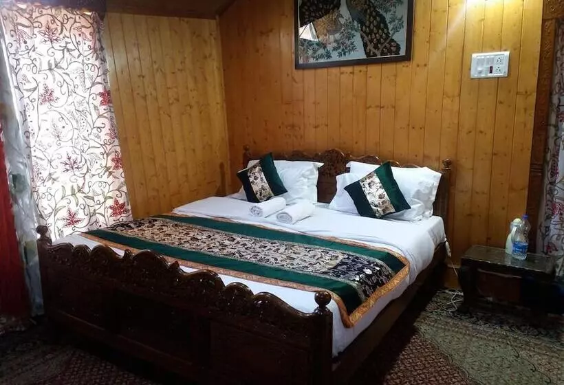 ホテル Young Bombay Premium Heritage Houseboat , Srinagar