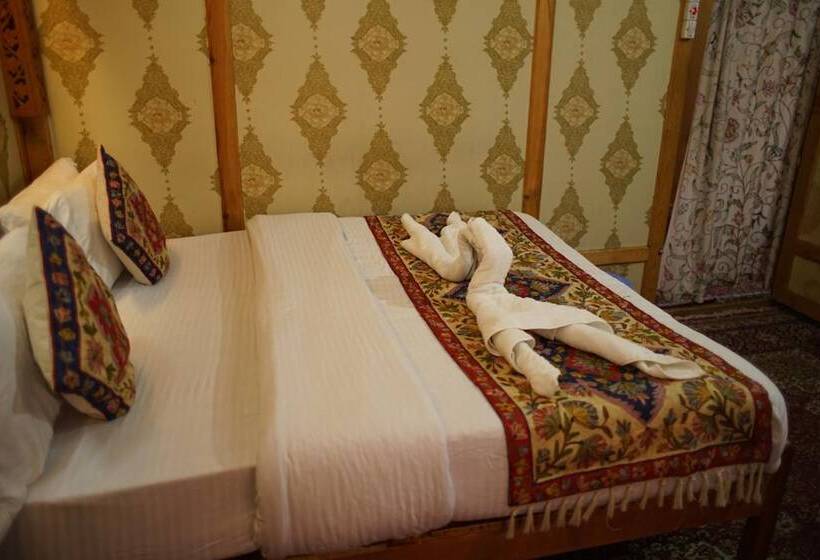 فندق Young Bombay Premium Heritage Houseboat , Srinagar