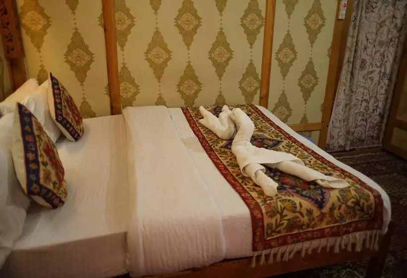 ホテル Young Bombay Premium Heritage Houseboat , Srinagar