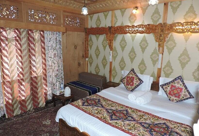 فندق Young Bombay Premium Heritage Houseboat , Srinagar