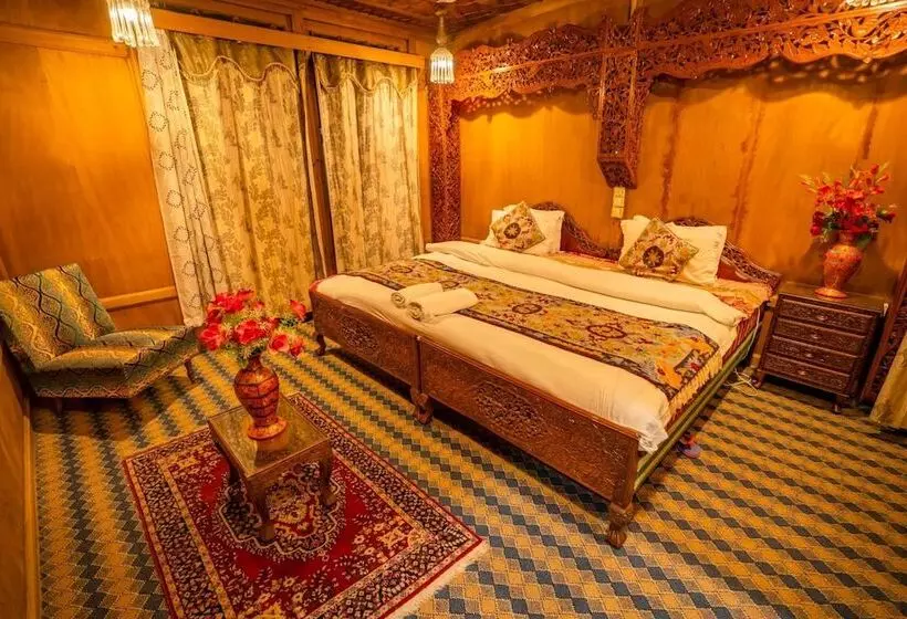 ホテル Young Bombay Premium Heritage Houseboat , Srinagar