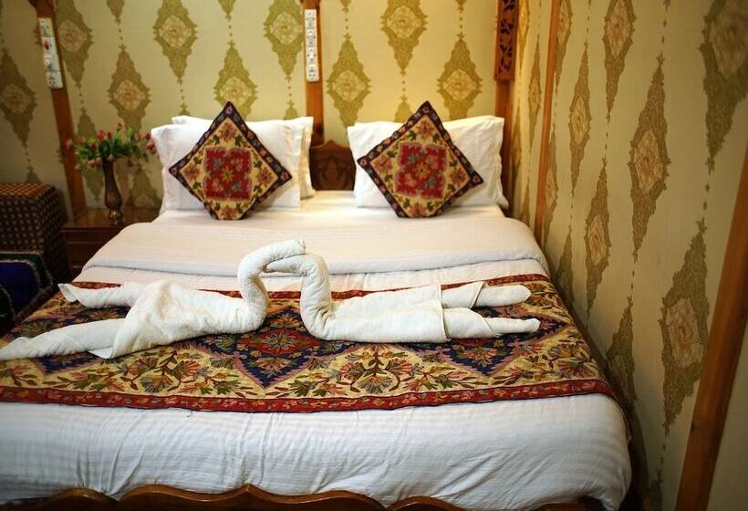 فندق Young Bombay Premium Heritage Houseboat , Srinagar