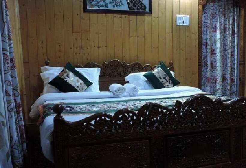 فندق Young Bombay Premium Heritage Houseboat , Srinagar