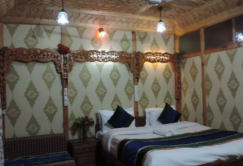 ホテル Young Bombay Premium Heritage Houseboat , Srinagar