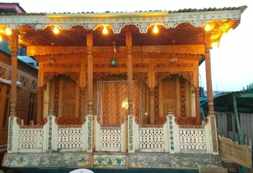 ホテル Young Bombay Premium Heritage Houseboat , Srinagar