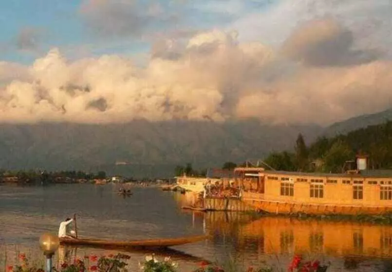 ホテル Young Bombay Premium Heritage Houseboat , Srinagar
