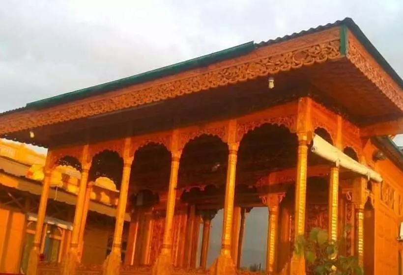 ホテル Young Bombay Premium Heritage Houseboat , Srinagar