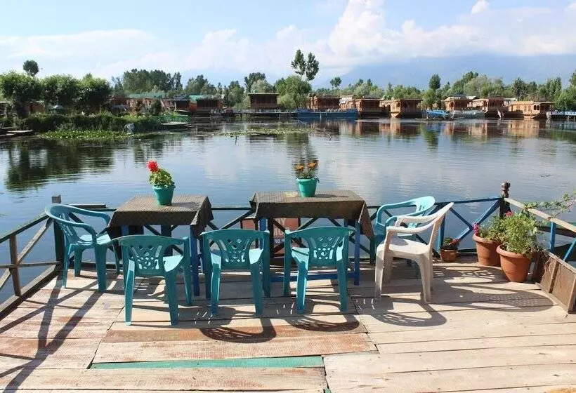 ホテル Young Bombay Premium Heritage Houseboat , Srinagar
