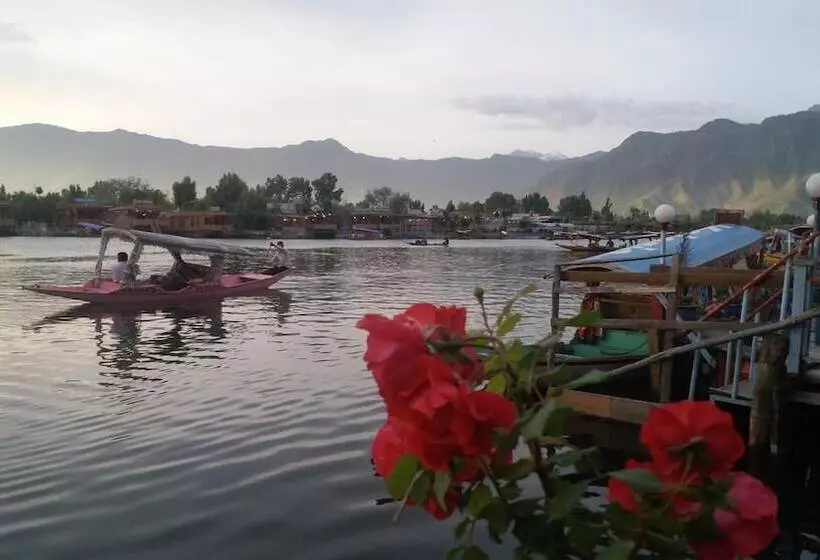 ホテル Young Bombay Premium Heritage Houseboat , Srinagar