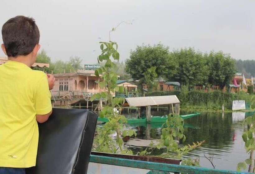 فندق Young Bombay Premium Heritage Houseboat , Srinagar