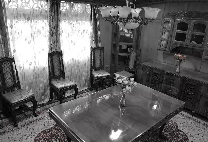 ホテル Young Bombay Premium Heritage Houseboat , Srinagar