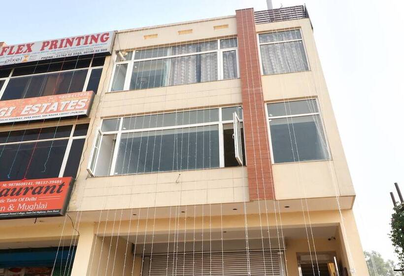 ホテル Sunroof By Oyo Rooms