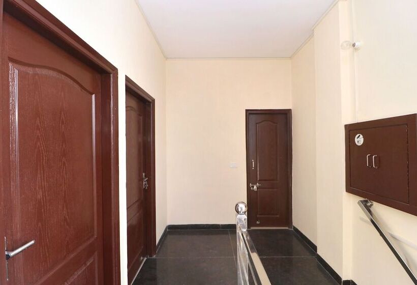 ホテル Sunroof By Oyo Rooms