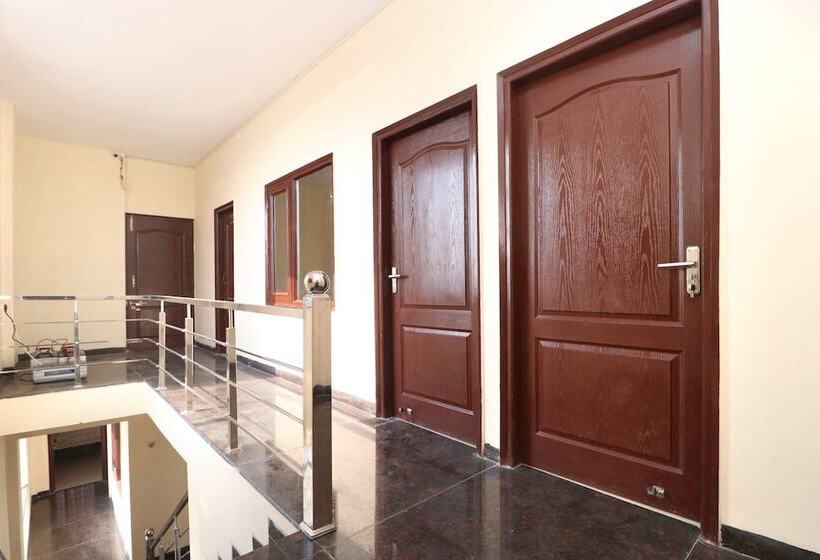 ホテル Sunroof By Oyo Rooms