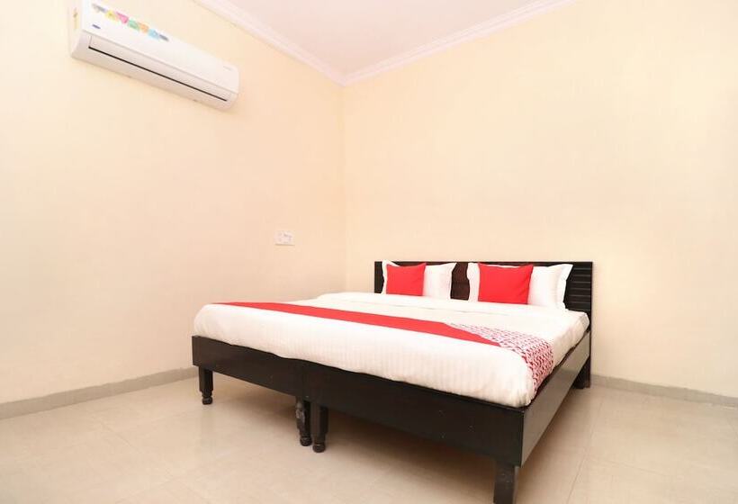 ホテル Sunroof By Oyo Rooms