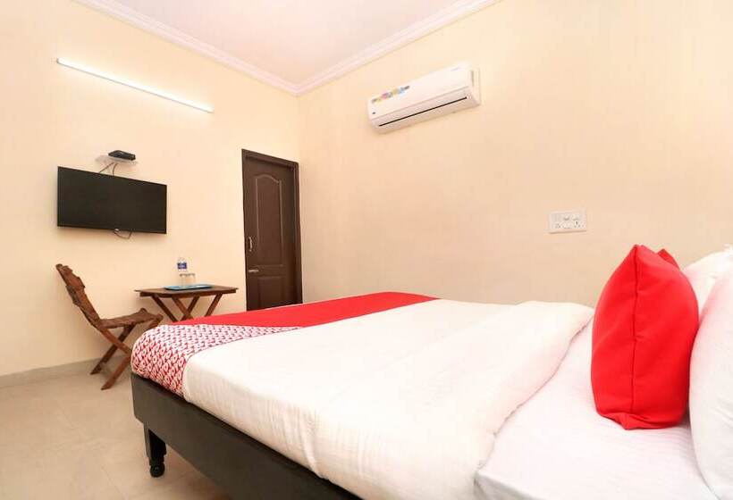 ホテル Sunroof By Oyo Rooms