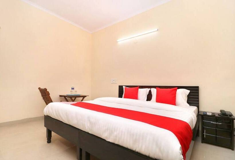 ホテル Sunroof By Oyo Rooms