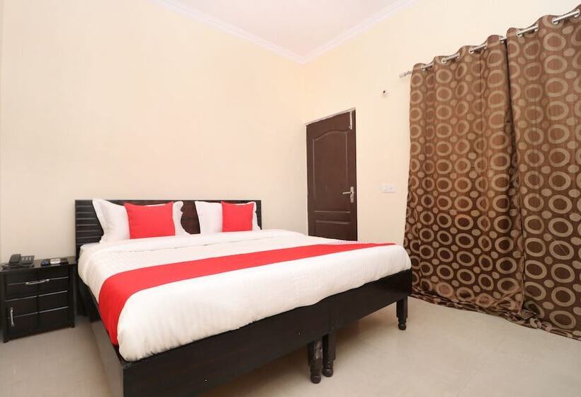 ホテル Sunroof By Oyo Rooms