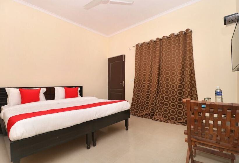 ホテル Sunroof By Oyo Rooms