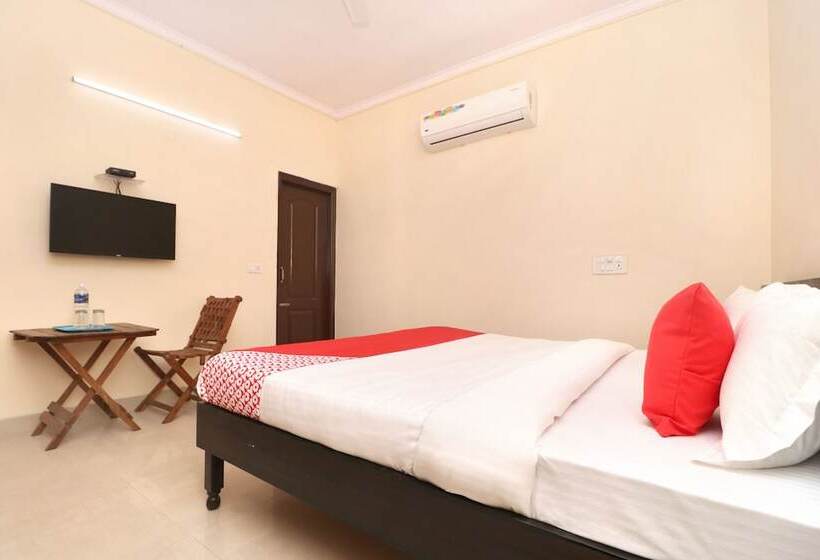 ホテル Sunroof By Oyo Rooms