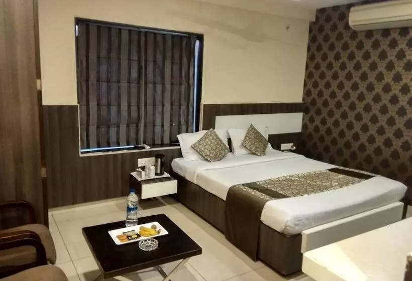 Jk Rooms 121 Hotel Shaheen International