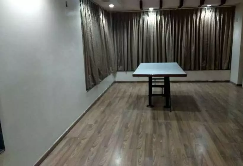 Jk Rooms 121 Hotel Shaheen International