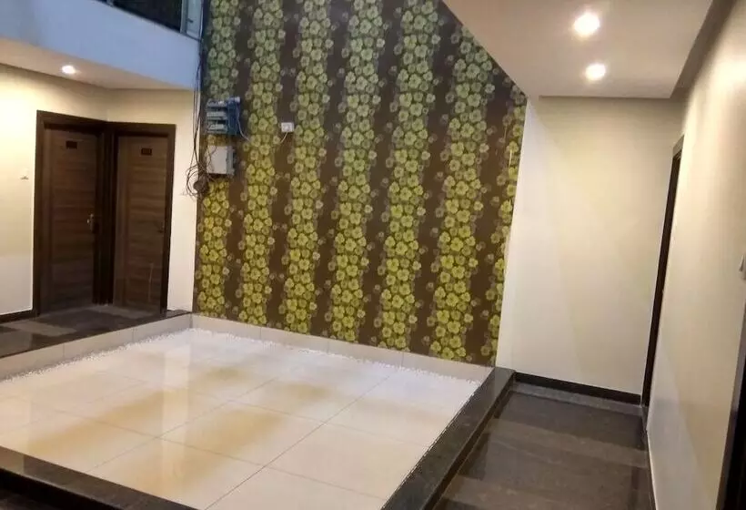 Jk Rooms 121 Hotel Shaheen International