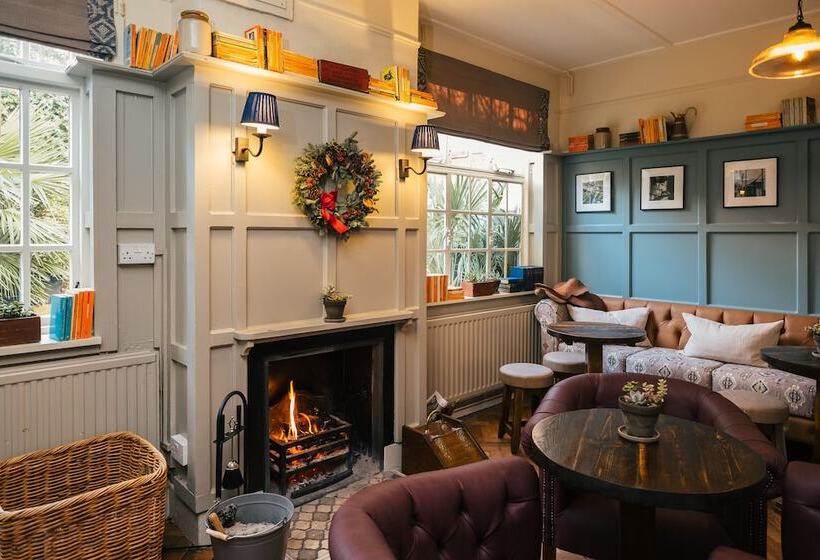 بنسيون The Black Boy