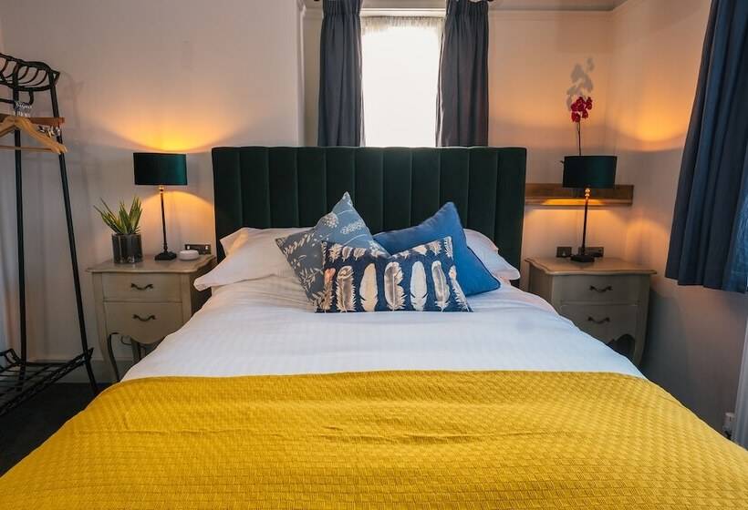 بنسيون The Black Boy