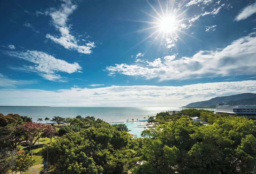 Hotel Oaks Cairns