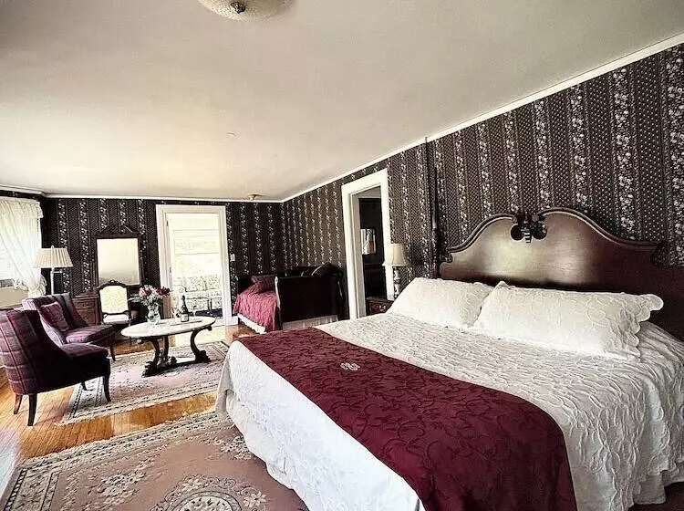 Отель Blackberry River Inn