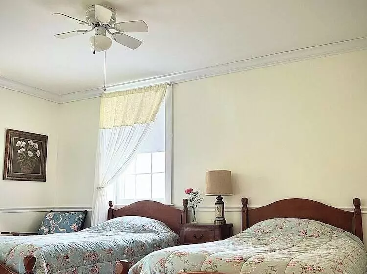 Отель Blackberry River Inn