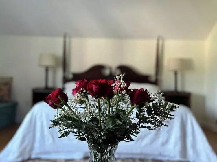 Отель Blackberry River Inn