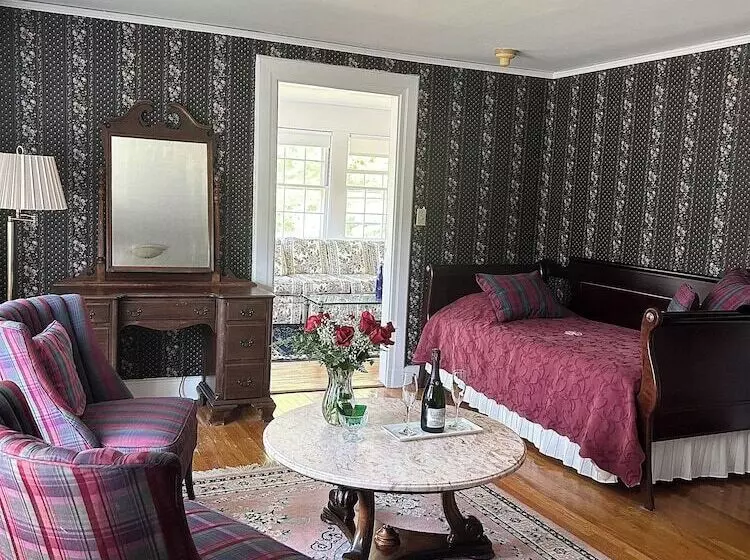 Отель Blackberry River Inn