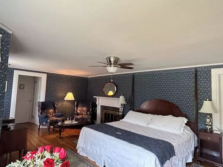 Отель Blackberry River Inn