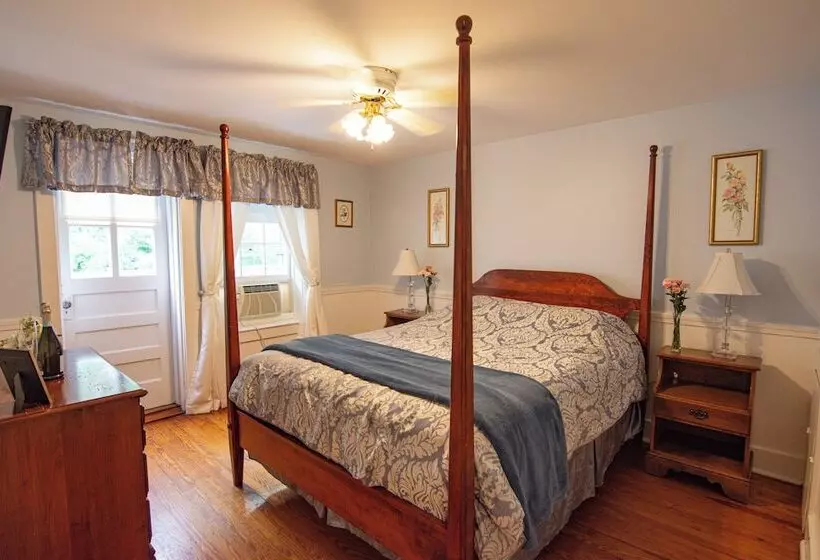 Отель Blackberry River Inn