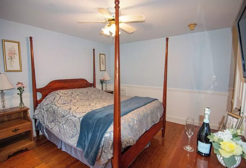 Отель Blackberry River Inn