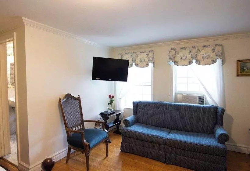 Отель Blackberry River Inn